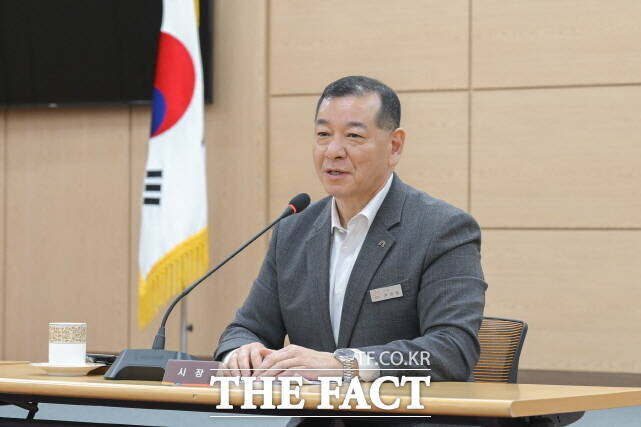 최원철 공주시장이 19일 시청 대백제실에서 국소장 등 61명의 간부 공무원과 성과 과제 계약을 체결하고 있다. /공주시