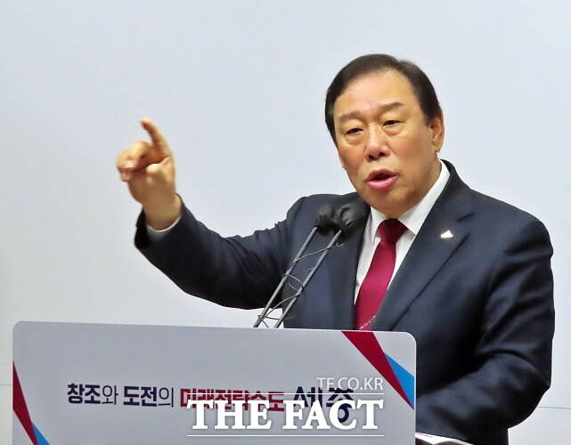 최민호 세종시장이 20일 시청 정음실에서 언론브리핑을 통해 세종보의 신속한 재가동을 촉구하고 있다. /김형중 기자