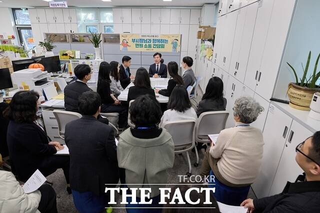 19일 조일교 아산시장 권한대행이 민원 담당 공무원들과 간담회를 갖고 의견을 나누고 있다. /아산시