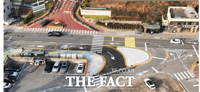 예산고교 정문앞 도로 교차로 정비공사가 완료된 모습 /예산군