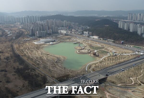 공원 외곽을 둘러싼 가설울타리를 철거하고 모습을 드러낸 갑천생태호수공원 /대전도시공사