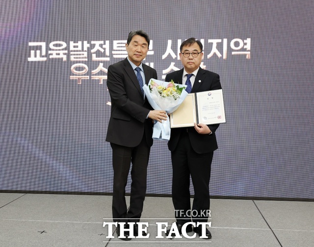 강성기 충남도 기획조정실장이 교육부 주관 교육발전특구 시범지역 운영 성과보고회에서 우수사례로 선정돼 이주호 교육부장관으로부터 표창을 받고 있다. /충남도