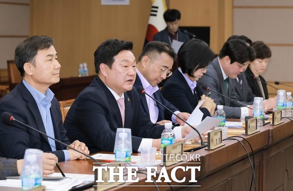 대전시의회 산업건설위원회 송인석 위원장(왼쪽 두 번째)과 의원들이 19일 시청 대회의실에서 개최된 도시주택 분야 유관협회장 간담회에 참석해 민·관·정이 머리를 맞대고 힘을 모으기로 했다. /대전시의회