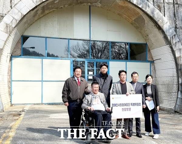 대전시의회 장애인사회참여증진 특별위원회가 20일 충북 옥천군 증약터널(대덕터널 출구부)을 방문해 대전형 장애인 표준사업장 설립과 관련 현장 점검을 실시했다. 사진은 폐터널 입구 모습./대전시의회