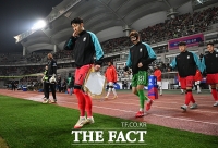  경기장 들어서는 축구대표팀 [포토]