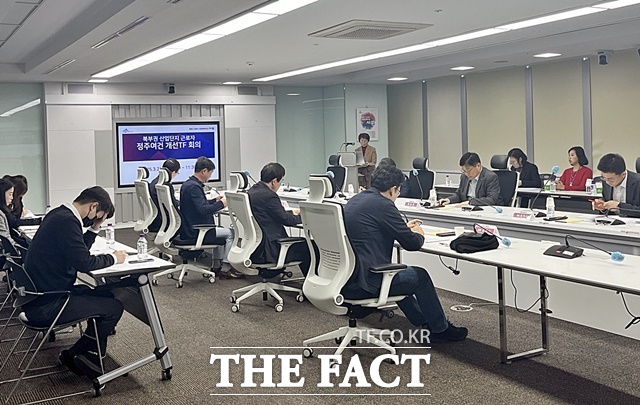 세종시가 21일 시청 5층 집현실에서 ‘북부권 산업단지 근로자 정주여건 개선 전담조직(TF) 점검회의’를 열고 있다. /세종시