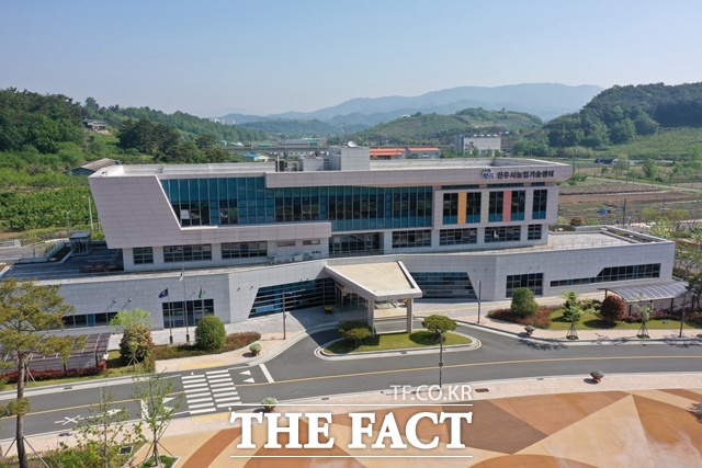 진주농업기술센터 전경. /진주시