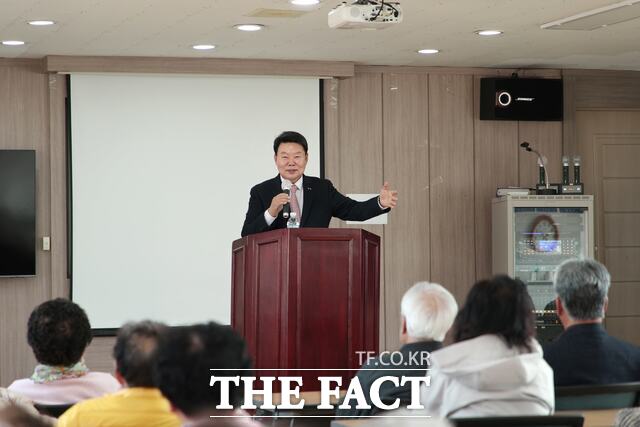 오성환 당진시장은 20일 면천면 혜성노인대학에서 일일 특강자로 초청돼 60여 명의 노인대학생을 대상으로 특강을 진행했다. /당진시