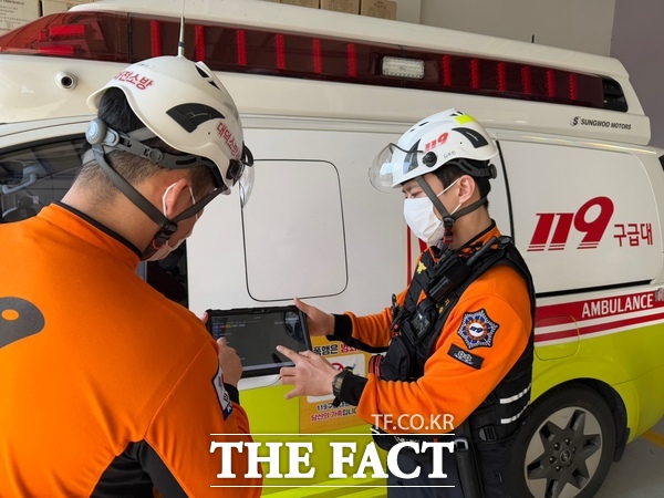 대전소방본부가 오는 24일부터 119구급 스마트 시스템을 도입한다. 사진은 구급대원들이 시스템을 시연하고 있는 모습 /대전소방본부