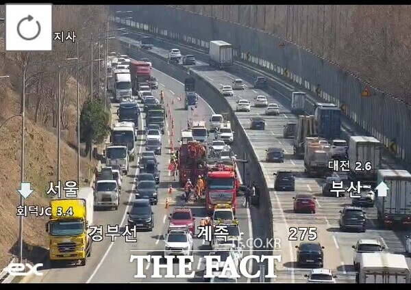 21일 오후 12시 10분경 경부고속도로를 달리던 차량운반차가 회덕분기점 인근에서 전도됐다./뉴시스