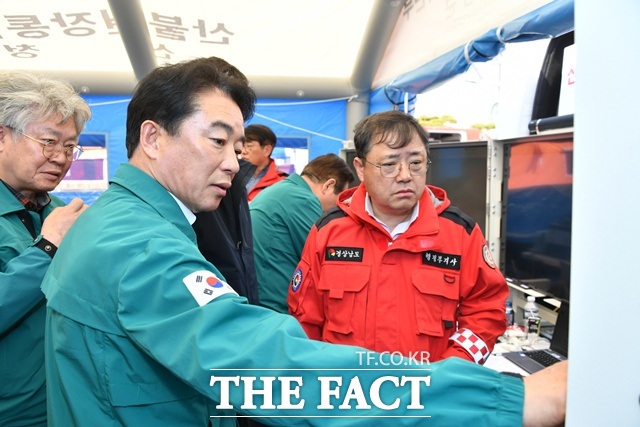 최학범 경남도의회 의장이 23일 산청 산불현장을 찾아 박명균 행정부지사와 산불 진화상황 등에 대해 대화를 나누고 있다. /경남도의회
