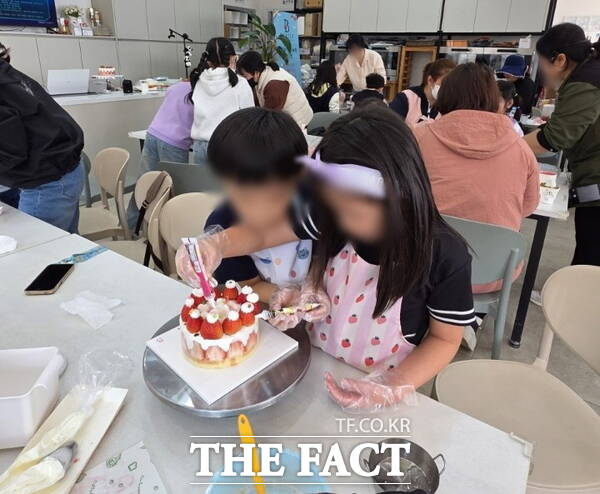 지난 22일 논산에서 진행된 중구 드림스타트 가족 딸기수확 및 케이크 만들기 체험 활동 모습 /대전 중구