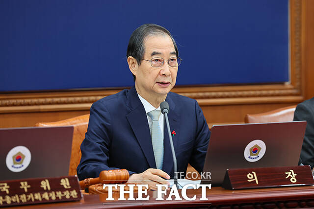 한덕수 대통령 권한대행 국무총리가 24일 오전 서울 종로구 정부서울청사에서 열린 국무회의를 주재하고 있다. /임영무 기자