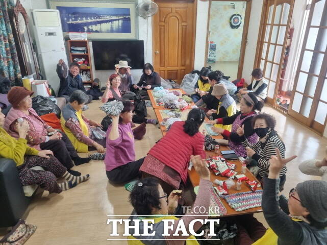 부여군 초촌면 응평1리 주민들이 마을 활성화방안의 하나로 작업을 하고 있다. /부여군