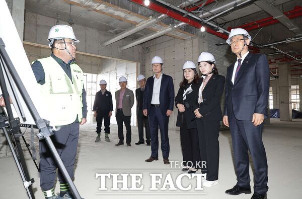 대전시의회 교육위원회가 24일 제285회 임시회 현장 방문 일정으로 대전동·서부교육지원청을 방문해 시설을 둘러보며 관계자들과 소통의 시간을 가졌다. 사진은 대전진로융합교육원 공사 현장 방문 모습. /대전시의회