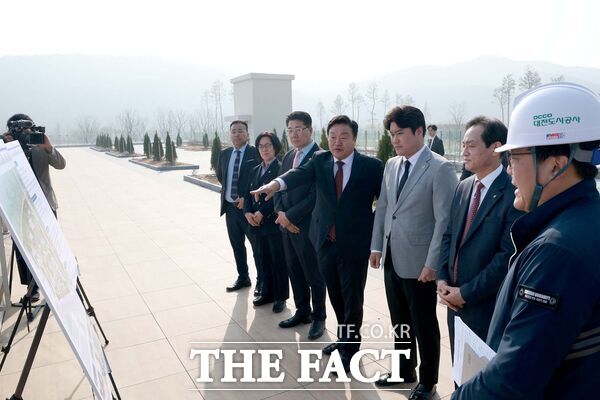 대전시의회 산업건설위원회는 25일 상임위 관련 현장을 방문해 사업 추진 현황을 점검하고 관계자들과 주요 현안을 논의했다. 사진은 도안 호수공원 조성지 방문 모습./대전시의회