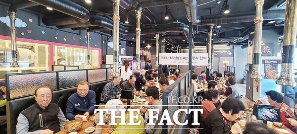 한마음정육식당 송촌점이 25일 효실천 정성의 한끼 행사를 개최해 송촌동 선비마을2단지(아) 경로당 어르신들을 모시고 육개장을 대접하고 있다. /대덕구