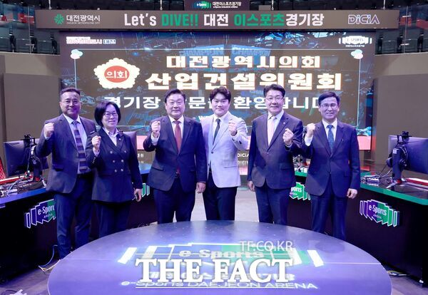 대전시의회 산업건설위원회는 25일 상임위 관련 현장을 방문해 사업 추진 현황을 점검하고 관계자들과 주요 현안을 논의했다. 사진은 대전정보문화산업진흥원 e스포츠경기장 방문 모습./대전시의회