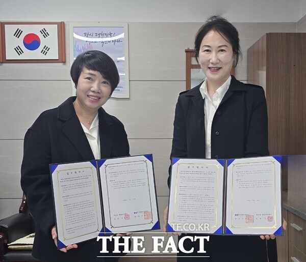 대전 서구 복수동 행정복지센터는 24일 대전과학기술대학교와 대전형 RISE 사업 추진을 위해 양 기관이 협력해 지역 발전과 혁신을 도모한다는 내용의 업무협약을 체결했다. 사진 왼쪽부터 김영란 복수동장과 양진영 대전과학기술대학교 산학협력단장./대전 서구
