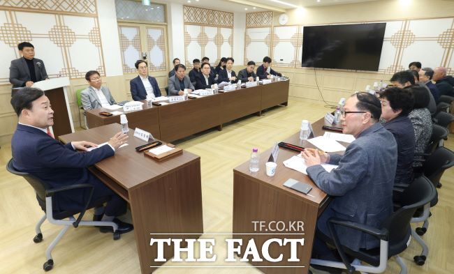 김성제 시장(사진 왼쪽)이 의왕군포안산지구 의왕권 원주민 간담회에서 주민과 대화하고 있다. /의왕시