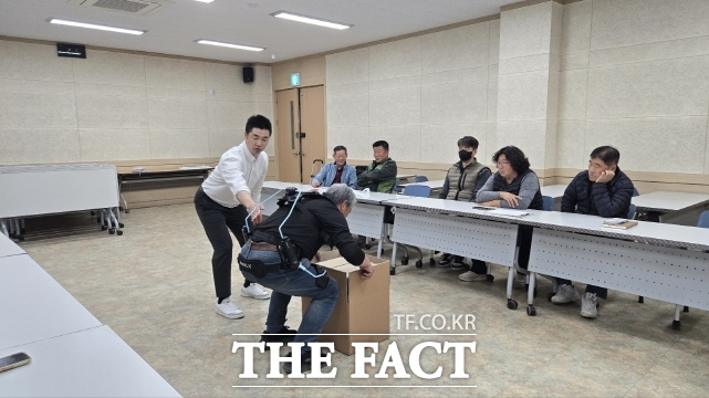 세종시농업기술센터가 보급한 농작업 보조 슈트를 시연하고 있다. /세종시