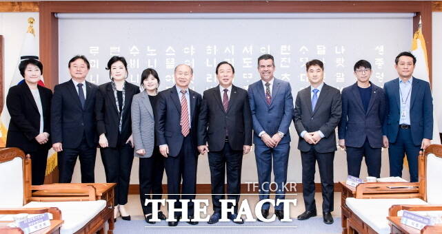 최민호 세종시장이 26일 시청 세종실에서 과테말라 산후안사카테페케스 대표단을 접견하고 기념촬영을 하고 있다. /세종시
