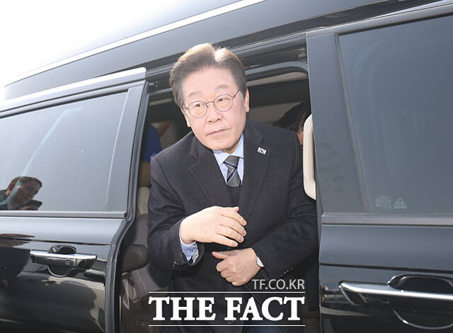 이재명 더불어민주당 대표가 24일 오전 서울 종로구 경복궁역 인근에 설치된 천막당사에서 열린 최고위원회의에 참석하기 위해 방탄복을 입고 차에서 내리고 있다./배정한 기자