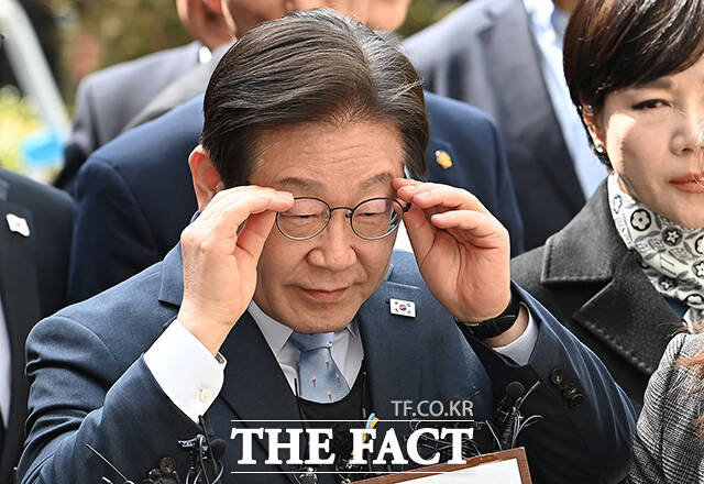 이재명 더불어민주당 대표가 26일 오전 서울 서초구 서울고등법원에서 열린 공직선거법 위반 혐의 2심 선고 공판에 출석하고 있다. <2025. 03.26 사진공동취재단>