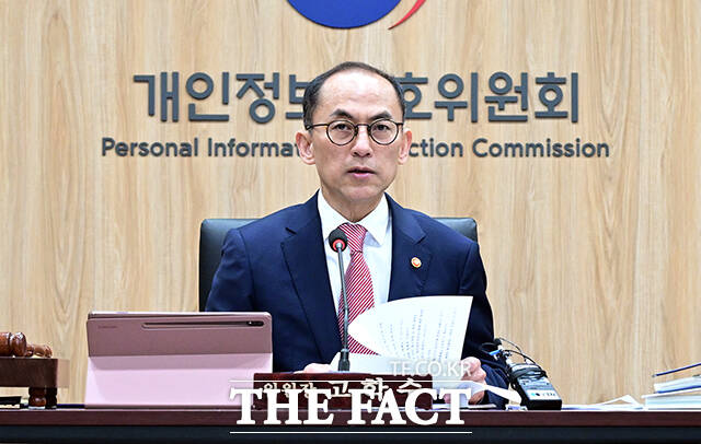 고학수 개인정보보호위원회 위원장이 26일 오후 서울 종로구 정부서울청사에서 열린 전체회의에 참석해 모두발언을 하고 있다. /임영무 기자