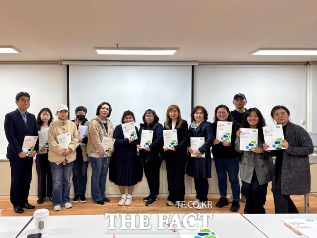 아동돌봄 기회소득 현장 모니터링단 단체 사진. /경기도