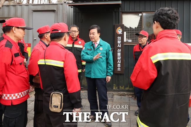 김성제 시장이 등산로에서 산불 대응 체계 현장 점검을 실시하고 있다. /의왕시