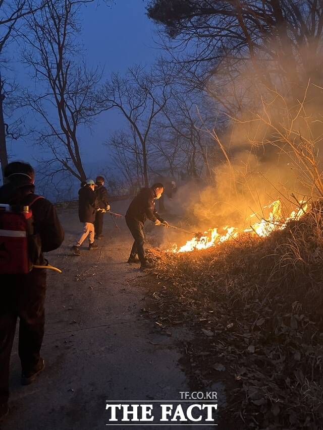 경남 산청하동 산불이 26일 오전 5시 기준 산불진화율은 80%를 보이고 있다. /하동군