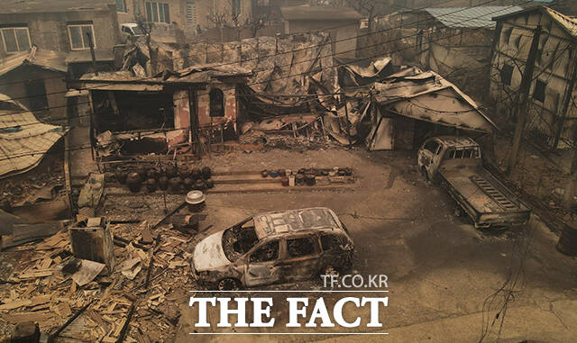 의성 산불이 발생한지 5일째를 맞은 26일 오전 전날 번진 산불에 경북 영덕군 지품면 수암리 일대 마을이 불에 타 흔적만 남아 있다. /영덕=박헌우 기자