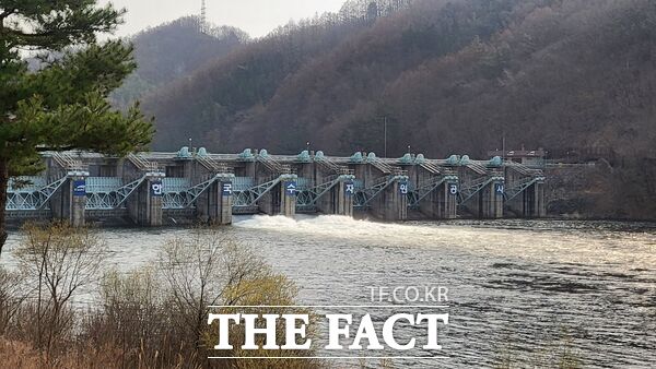 한국수자원공사가 26일 산불 진화를 위해 안동댐을 긴급 방류하고 있다./한국수자원공사