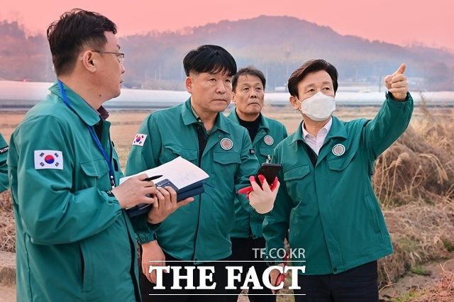 조규일(오른쪽) 진주시장이 25일 수곡면 자매리 산불 발생 보고를 받고 긴급히 현장에 도착해 진화 작업을 지휘하고 있다./진주시