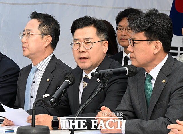 더불어민주당 의원들은 윤석열 대통령 탄핵심판 변론이 종결된 지 30일이 지났다며 선고기일 지정을 촉구했다. /배정한 기자