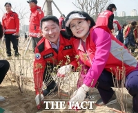  [포토] '함께 나무 심으며 숲의 가치를 되새겨요'