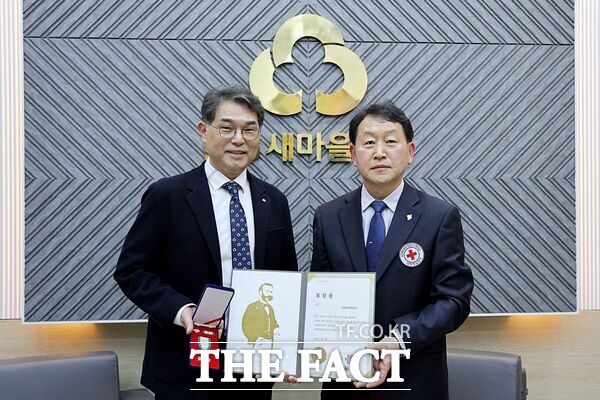 탄동새마을금고가 27일 누적 기부금 500만 원 이상을 달성해 대한적십자사 대전세종지사로부터 대한적십자사 회원 유공장 금장을 수상했다. /대한적십자사 대전세종지사