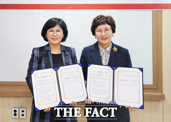 최선희 대전평생교육진흥원 원장(오른쪽)과 김인식 대전시사회서비스원장이 27일 대전 시민의 배움·성장 지원을 위한 업무협약을 체결했다. /대전시사회서비스원