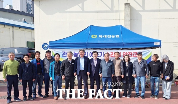 북대전농협과 농업경영인 북대전지역회는 27일 북대전농협 영농자재백화점에서 수리기사 5명이 고장난 예초기 60여 대를 수리하는 농업인 예초기 무상수리 행사를 진행했다. /농협대전지역본부