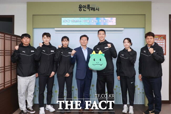 이상일(가운데) 용인시장이 26일 시장실에서 우상혁 선수 등 육상팀 선수들과 파이팅을 외치고 있다./용인시