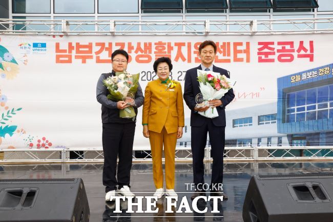 27일 이천시 남부건강생활지원센터 준공식에서 김경희(사진 가운데) 이천시장이 센터 관계자들과 기념 촬영을 하고 있다./이천시