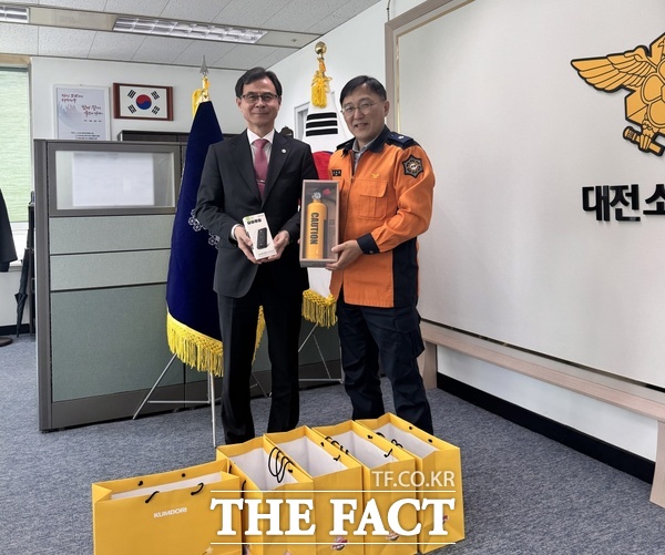 대전관광공사는 지난 28일 대전소방본부를 방문해 전국 산불 진화 현장에 파견 중인 소방관에 지원할 꿈돌이가 새겨진 휴대폰 보조배터리를 전달했다. 사진 왼쪽부터 윤성국 대전관광공사 사장 강대훈 대전소방본부장. /대전관광공사