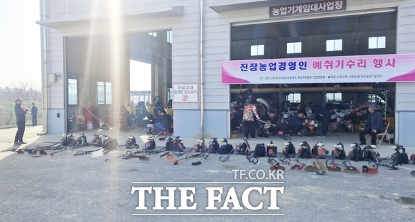 대전시 농업기술센터는 영농철을 맞아 지난 24일부터 26일까지 3일간 유성구 지역 농업인을 대상으로 예초기 수리 봉사를 실시했다. /대전시