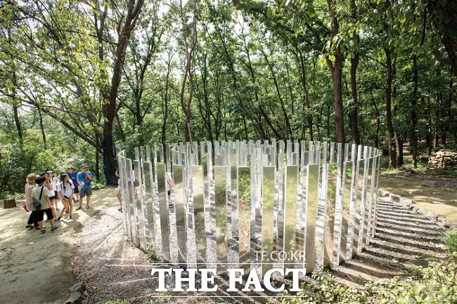 안양예술공원에 설치된 작품 ‘거울 미로’를 감상하는 모습. /안양문화예술재단