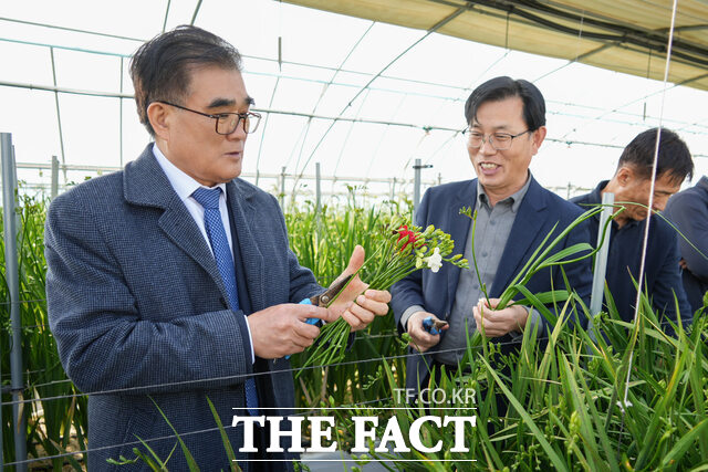 김기웅 서천군수(왼쪽)가 지난 27일 제2차 정책현답의 일환으로 지역 내 주요 사업장을 방문해 추진 상황을 점검하고 있다. /서천군