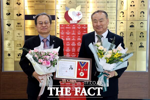 진영한 대흥새마을금고 이사장(사진 오른쪽)이 누적 기부금 1000만 원 이상을 달성해 31일 대한적십자사 대전세종지사로부터 ‘적십자 회원 유공장 명예장’을 수상했다./대한적십자사 대전세종지사