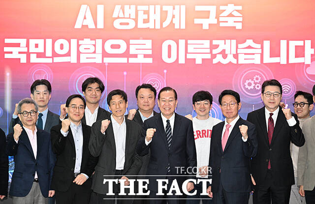 AI 생태계 구축 국민의힘으로 이루겠습니다 간담회가 1일 오전 서울 서초구 서울 AI 허브에서 열린 가운데 권영세 국민의힘 비상대책위원장 등 참석자들이 기념촬영을 하고 있다. /박헌우 기자