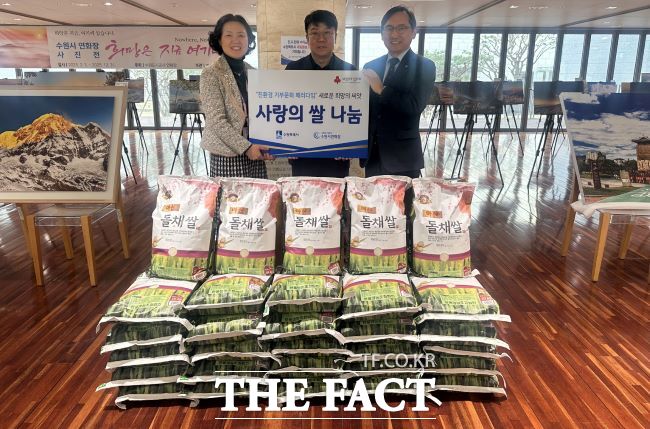 지난달 31일 수원시 연화장 관계자들이 취약계층에 전달해 달라며 유가족이 기부한 백미 300kg을 시에 전하고 기념 촬영을 하고 있다. /수원시