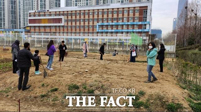 지난해 4월 행복텃밭 가꾸기 사업에 참여한 외국인들이 흙을 고르며 파종 준비를 하고 있다./인천경제청